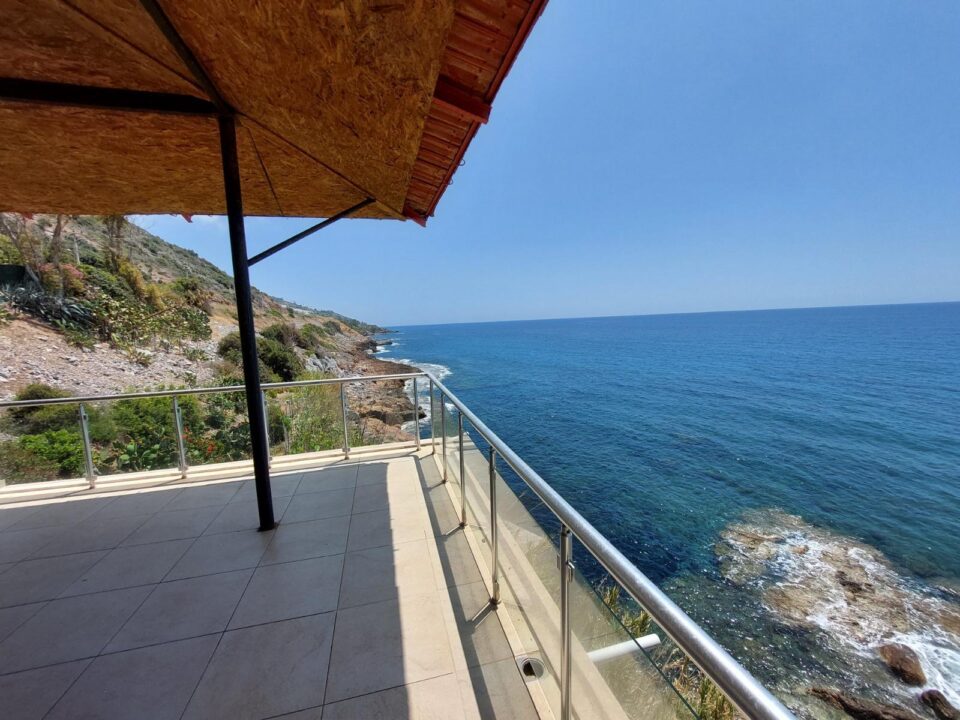 Великолепная вилла 3+1 с частным пляжем в Демиртасе/Алании