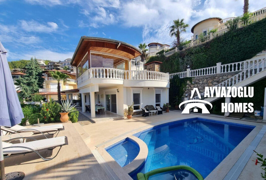 Красивая вилла 4+1 с частным бассейном и садом в Каргыджаке/Алании