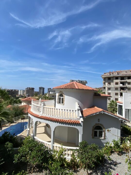 Просторная вилла 3+1 в окружении тропической зелени