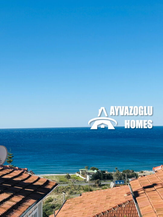 Таунхаус 2+1 с видом на море и собственным садом в Демирташе